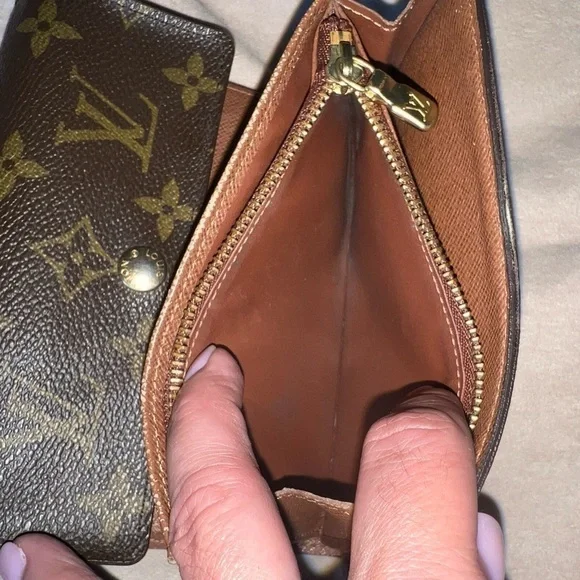 Louis Vuitton wallet with many features. - Picture 8 of 13